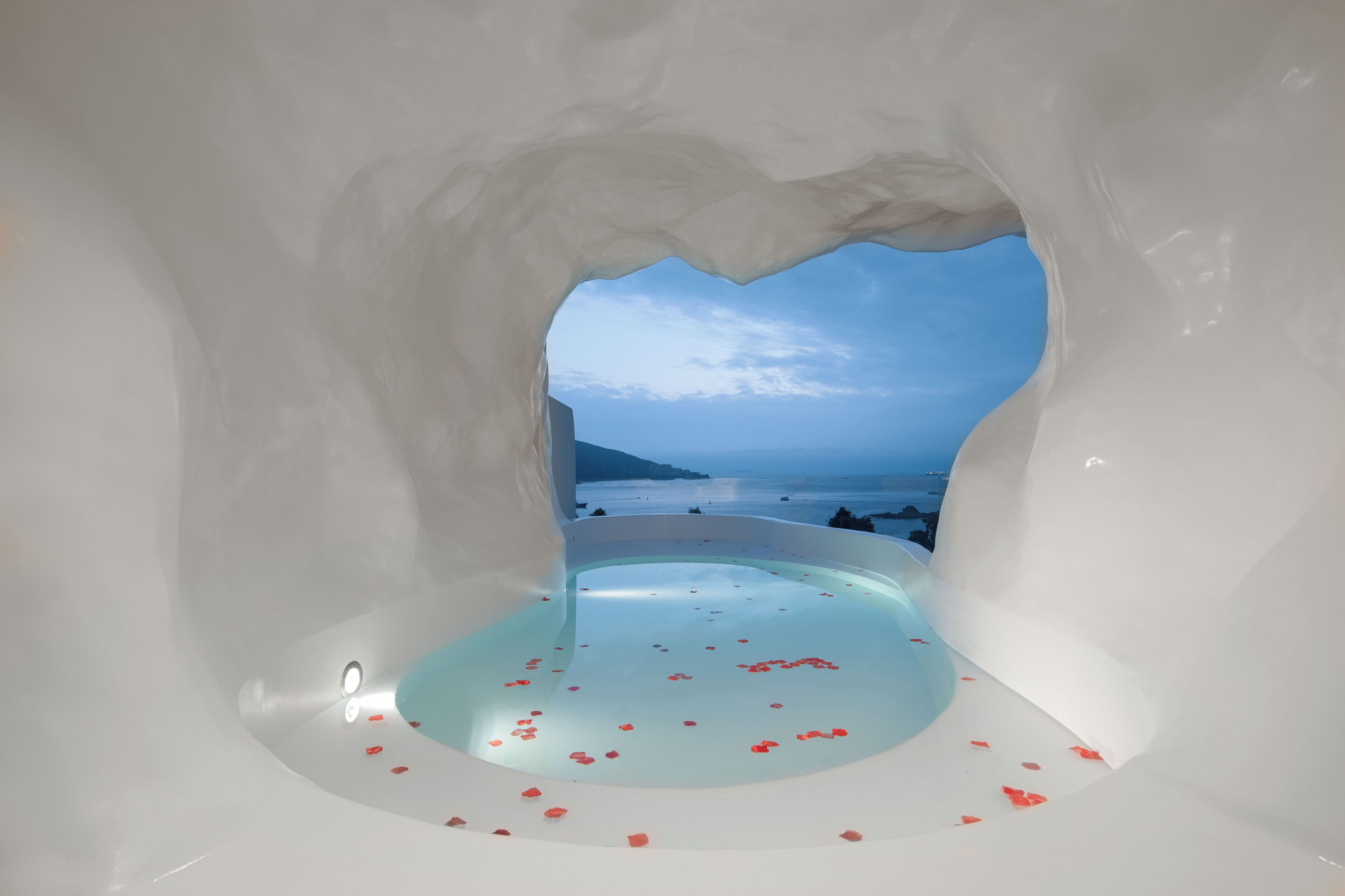 Baño de hielo con vistas al mar y a las montañas.