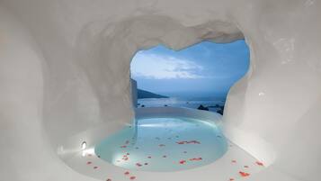 Baño de hielo con vistas al mar y a las montañas.
