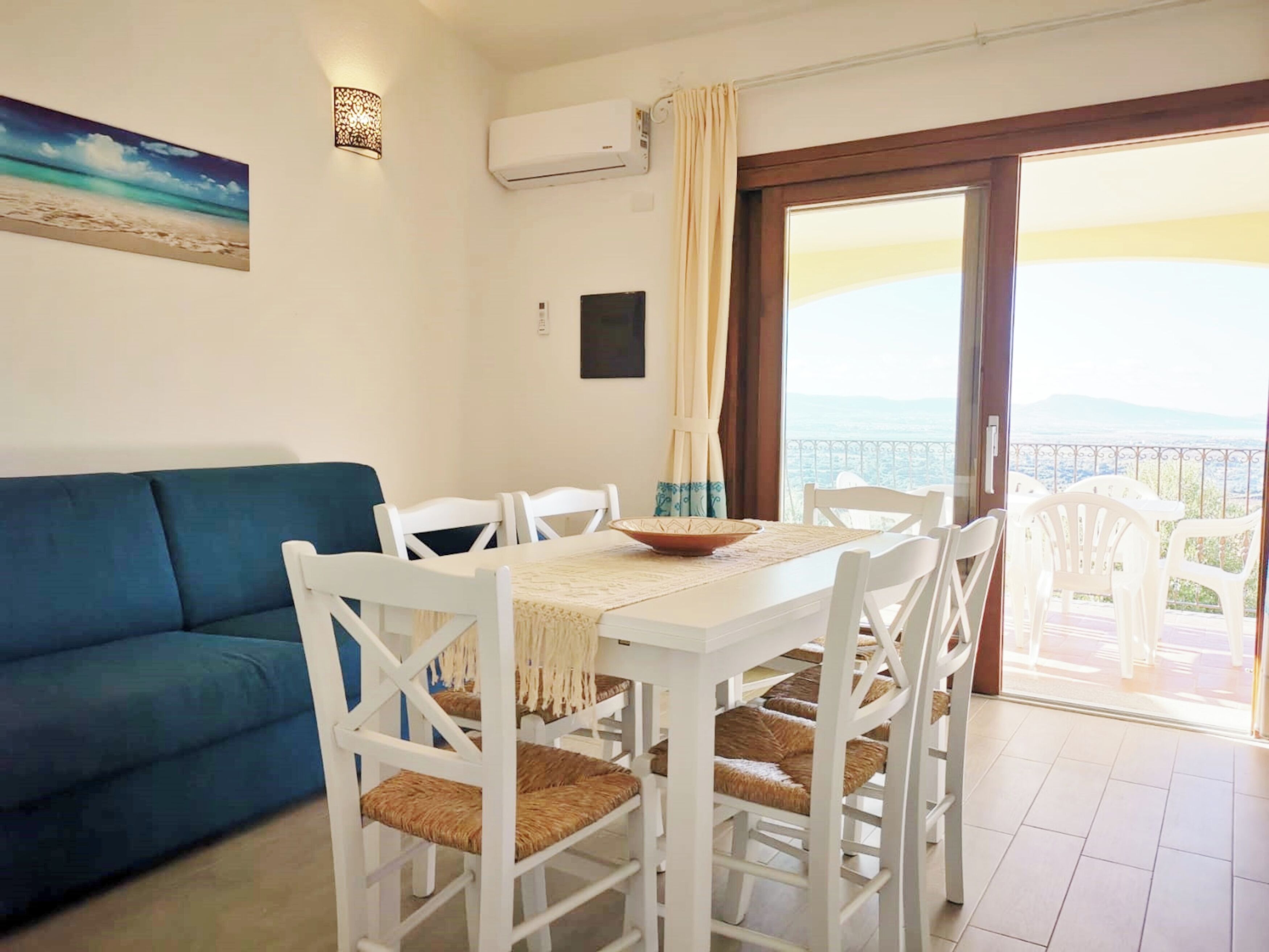 Appartamento, vista mare | Area soggiorno | TV a schermo piatto 32 pollici con canali digitali, TV