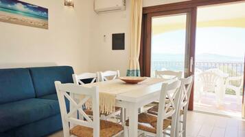 Appartamento, vista mare | Area soggiorno | TV a schermo piatto 32 pollici con canali digitali, TV