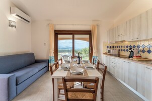Apartamento | Cozinha privada | Geladeira, micro-ondas, cooktop, chaleira elétrica
