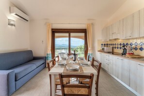 Apartment | Private kitchen | Fridge, microwave, stovetop, electric kettle - I Giardini di Badus (Badesi)