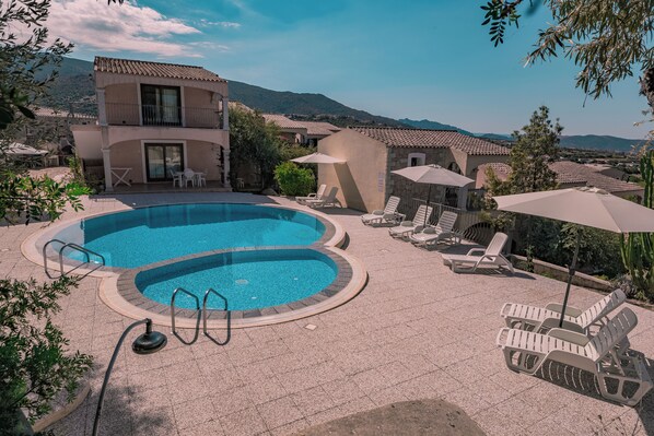 Außenpool (je nach Saison geöffnet), Liegestühle