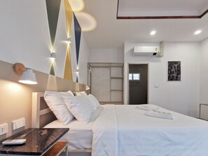 5 bedrooms, iron/ironing board, free WiFi, bed sheets - The villa seamlessly blends modern design, refined aesthetics and serene comfort (Muang Pattaya)