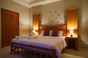 5 bedrooms, in-room safe, iron/ironing board, free WiFi - Thepprasit cosy 1
a spacious villa blending luxury and functionality. (Muang Pattaya)