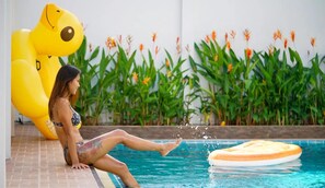 Una piscina al aire libre