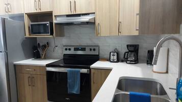 Microondas, horno y placa de cocina