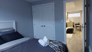 1 dormitorio, tabla de planchar con plancha, wifi y ropa de cama