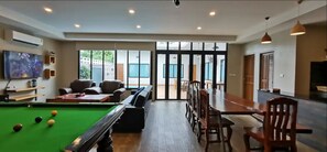 Game room - Luxurious Escape: Thepprasit Cosy 2
5-bedroom
6 bathrooms
Swimming pool
kitchen (Muang Pattaya)