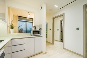 Fridge, microwave, oven, stovetop - Modern 1BR in Binghatti Luna, JVC by Deluxe Holiday Homes (Dubai)