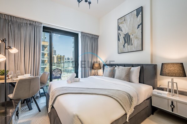 خزنة داخل الغرفة ومكواة/لوح كي وواي فاي مجانًا وملاءات أسرّة