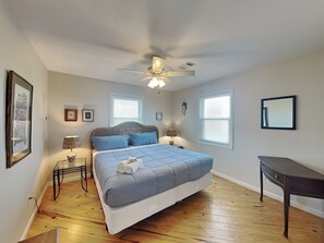 3 bedrooms, iron/ironing board, WiFi, bed sheets - Beach Oasis | Pet-Friendly, Coastal Views (Galveston)
