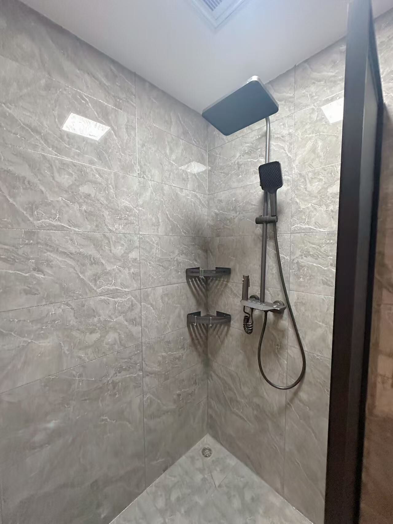 Secador de pelo, toallas, jabón, shampoo