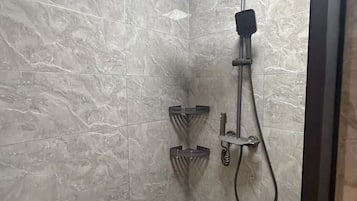 Secador de pelo, toallas, jabón, shampoo