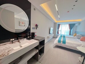 Habitació doble Comfort, vistes a la ciutat | Bany | Assecador de cabells, tovalloles, sabó i xampú