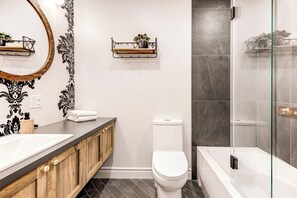 Bathroom - Historic Two Bedroom Facing Parliament (Québec)