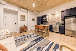 Flat-screen TV - Historic Two Bedroom Facing Parliament (Québec)