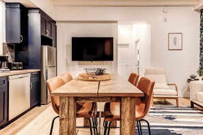 Leilighet – deluxe, byutsikt | Spiseområde på rommet