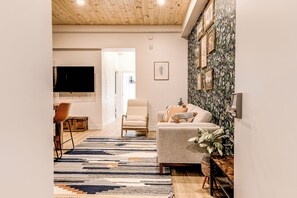 Deluxe Apartment, City View | Living area | Flat-screen TV - Historic Two Bedroom Facing Parliament (Québec)