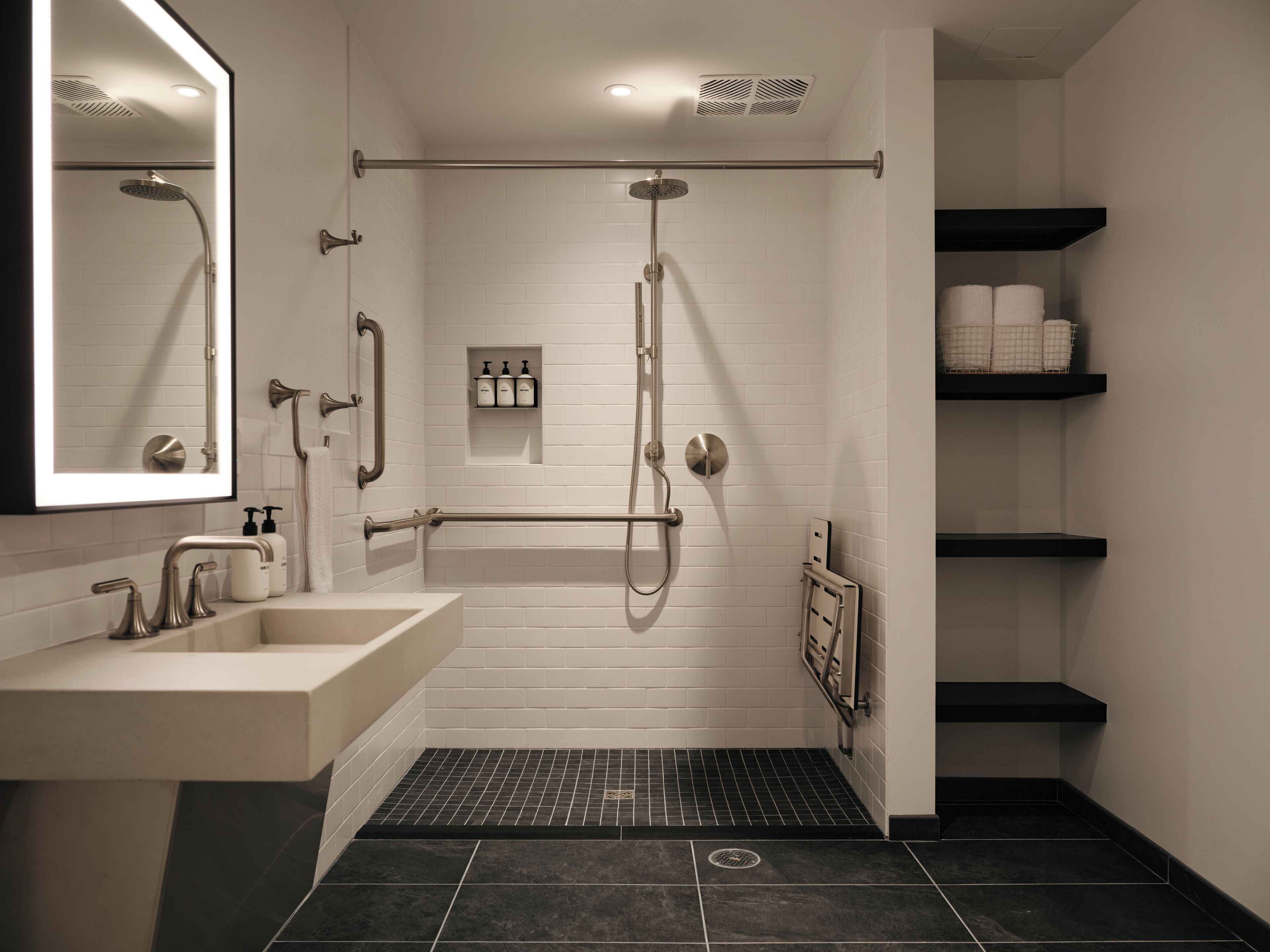 Een douche, een haardroger, handdoeken, zeep