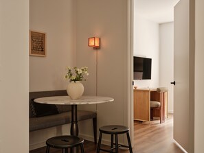 아파트, 침실 2개 | 거실   공간 | 디지털 채널 시청이 가능한 55인치 평면 TV, 스트리밍 서비스