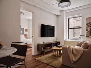 스탠다드 아파트, 이동 약자 지원 | 거실 공간 | 디지털 채널 시청이 가능한 55인치 평면 TV, 스트리밍 서비스