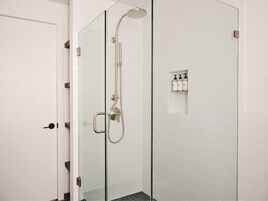 Suite Supérieure, 1 chambre | Salle de bain | Douche, sèche-cheveux, serviettes fournies, savon