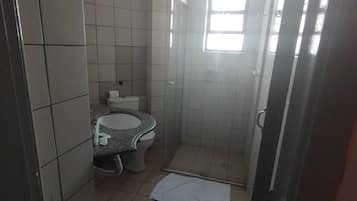 Quarto casal econômico | Banheiro | Chuveiro