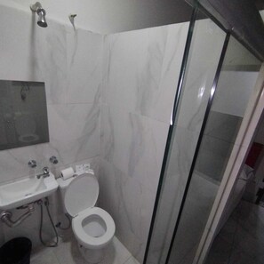 Economy tweepersoonskamer | Badkamer | Een douche