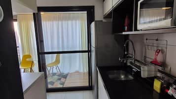 Geladeira, micro-ondas, cooktop, talheres/pratos/utensílios de cozinha