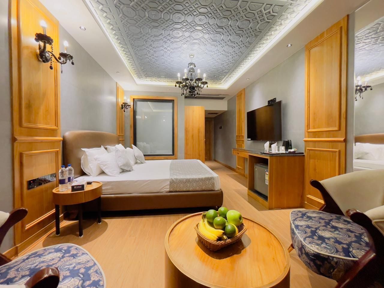 Double Room, 1 King Bed, Private Bathroom, Garden View | Minibar, in-room safe, laptop workspace, soundproofing