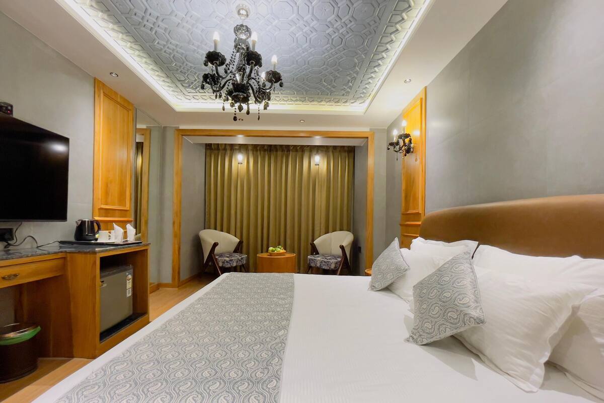 Double Room, 1 King Bed, Private Bathroom, Garden View | Minibar, in-room safe, laptop workspace, soundproofing