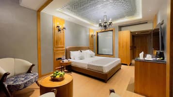 Double Room, 1 King Bed, Private Bathroom, Garden View | Minibar, in-room safe, laptop workspace, soundproofing