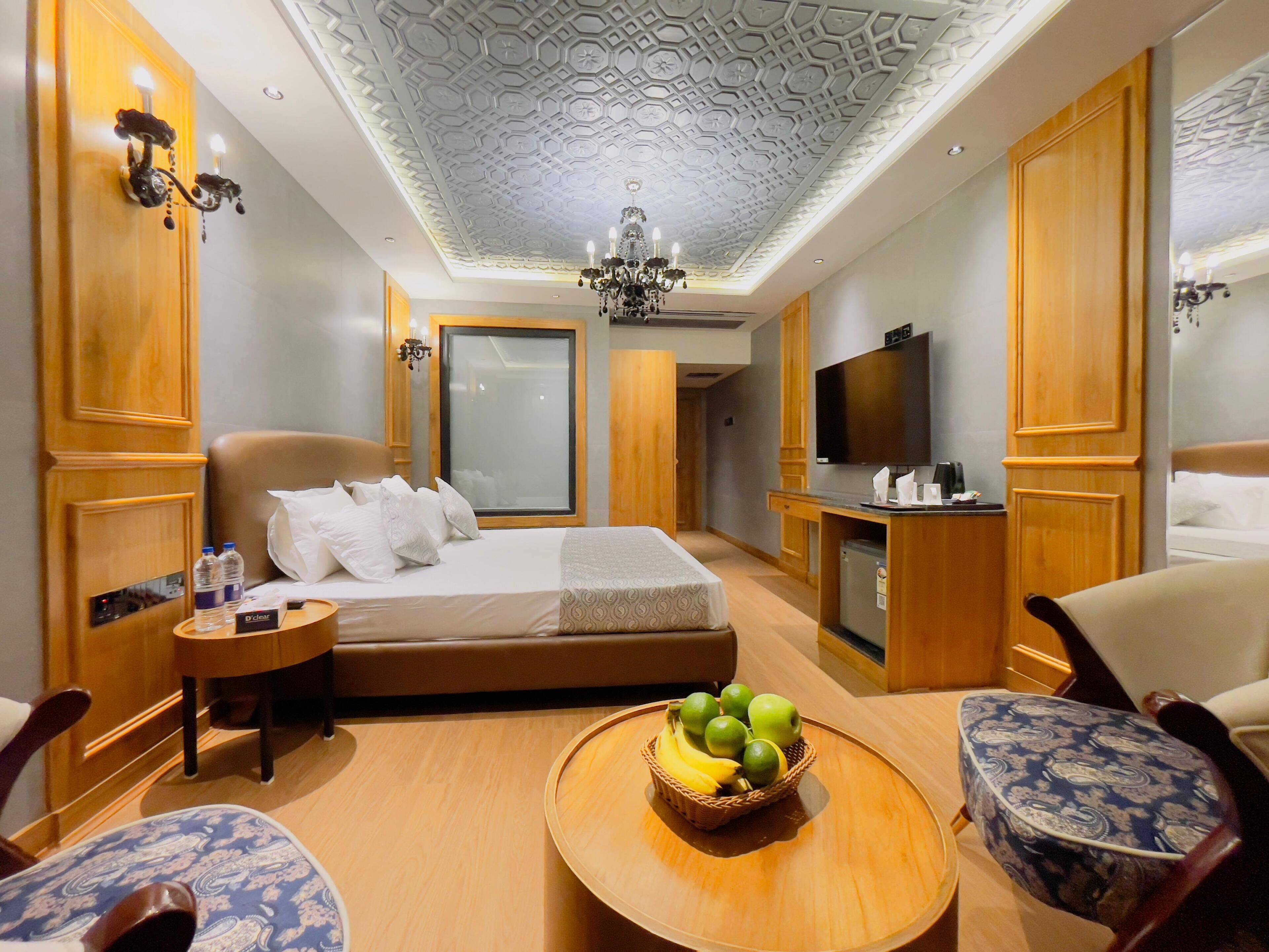 Double Room, 1 King Bed, Private Bathroom, Garden View | Minibar, in-room safe, laptop workspace, soundproofing