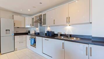 Apartment | Private kitchen | Fridge, microwave, oven, electric kettle