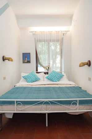 5 bedrooms, iron/ironing board, free WiFi, bed sheets