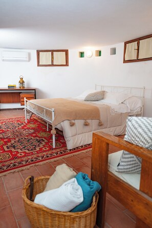 5 bedrooms, iron/ironing board, free WiFi, bed sheets