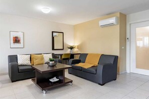 Apartament, 1 dormitori, vistes al jardí, planta baixa | Sala d'estar | Televisor de pantalla plana 