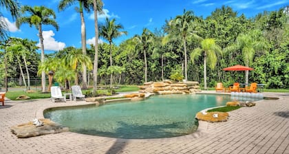 Elite 6BR Sports Resort: Heated Pool & Pro Courts