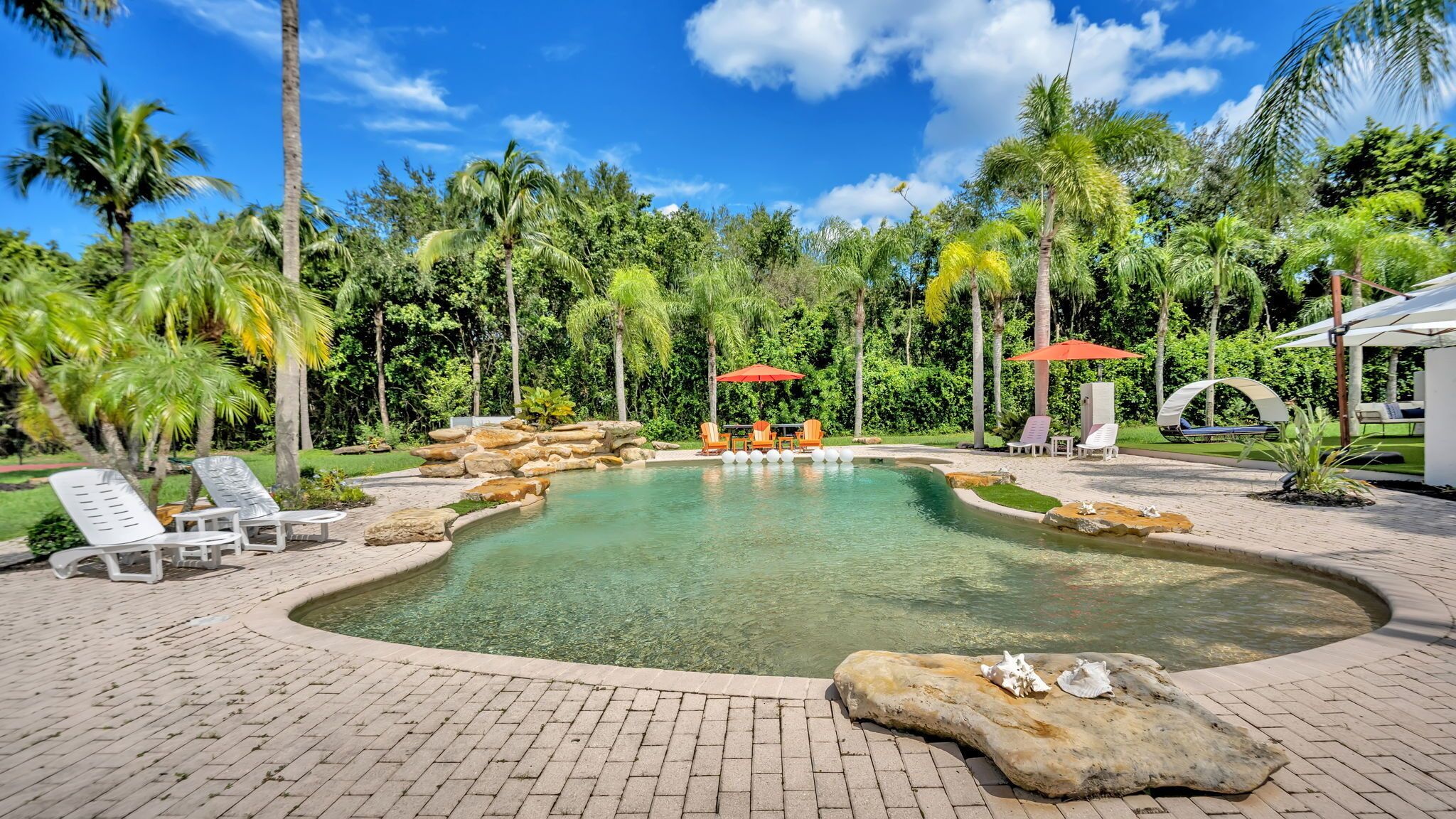 Lämmitetty uima-allas