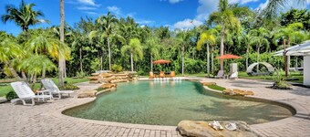 Lux Paradise Resort: Pool/Courts/Pickleball/Paddle