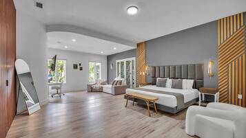 Une chambre moderne avec un grand lit, un bureau et une chaise.