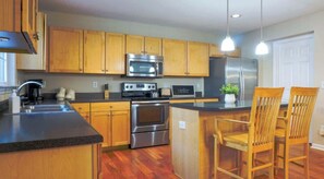 Fridge, microwave, oven, stovetop - Game Room! Theater!  Spa Room/Massage Chair (Durham)