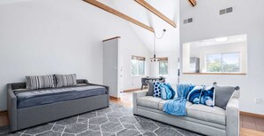 Familiehus, bakgårdsutsikt | Oppholdsområde | En 55-tommers smart-TV med digitale kanaler