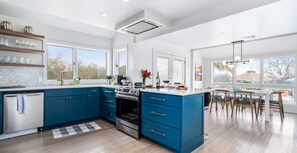 Casa familiar, vista al patio | Cocina privada | Cafetera y tetera y tetera eléctrica 