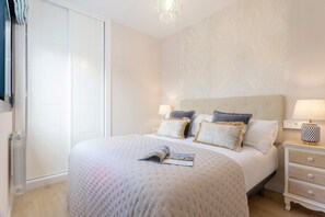 5 bedrooms, iron/ironing board, WiFi, bed sheets