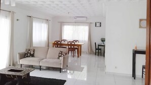 Living room - Cozy Villa Coquette Derrière Cap Sud Marcory Zone 4 (Abidjan)