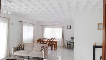 Vila, 3 kamar tidur, akses difabel, teras | Ruang keluarga