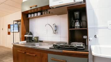 Estúdio conforto | Cozinha privada | Geladeira, micro-ondas, cooktop, talheres/pratos/utensílios de cozinha