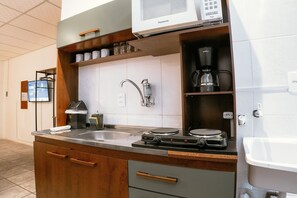 Comfort Studio | Private kitchen | Fridge, microwave, stovetop, cookware/dishes/utensils - Villa Bilac Studios (Blumenau)